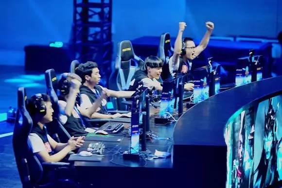 apEX 在赢得 BLAST.tv Austin Major 2025 后履行了他的承诺，剃了光头