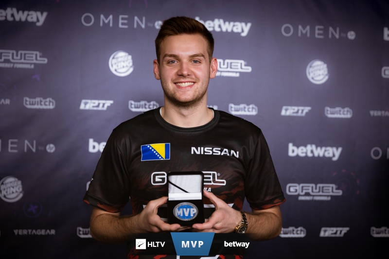 LGD赛后群访 主教练：今天的失利是BP问题，之后需要改进BP